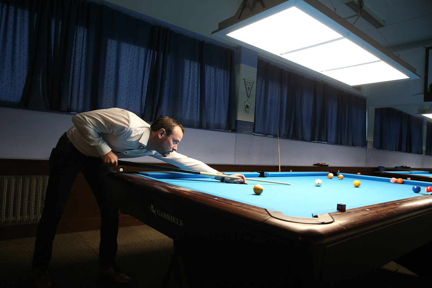 Billard Queue und Kugel treffen LED