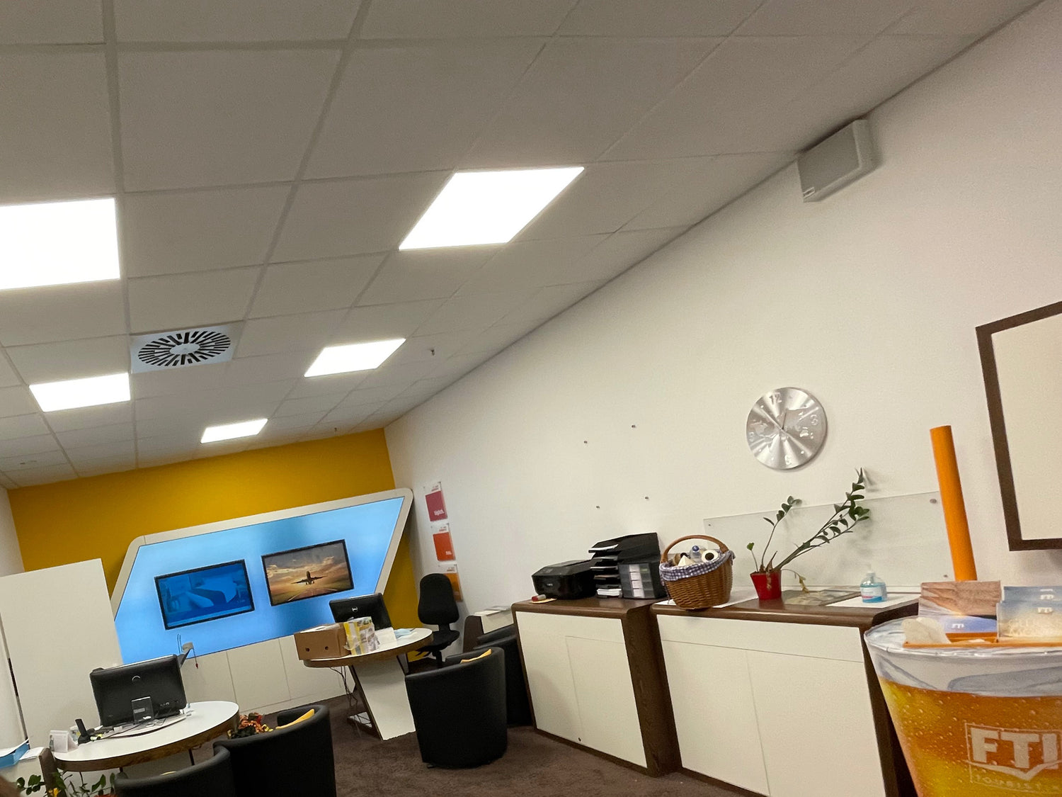 LED Panel im Reisebüro